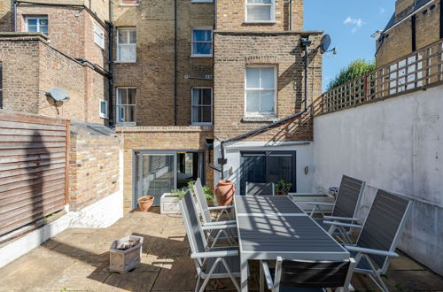 Photo 15 - Attractive Apartment With Private Patio in Fashionable Fulham by Underthedoormat