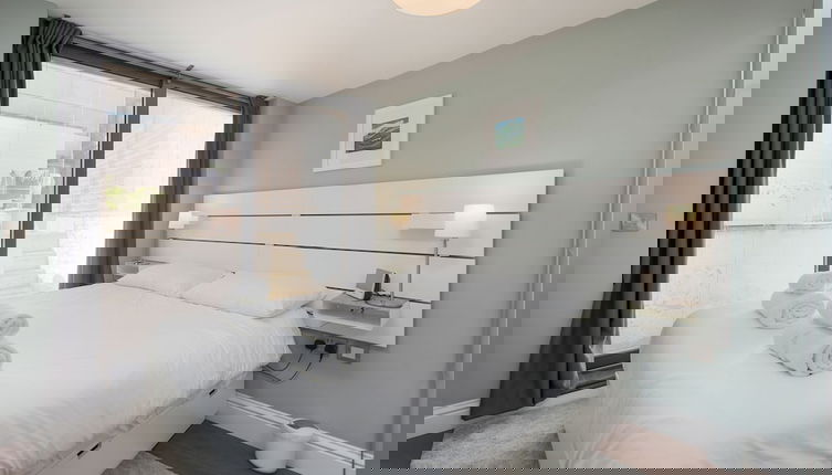 Photo 1 - Attractive Apartment With Private Patio in Fashionable Fulham by Underthedoormat