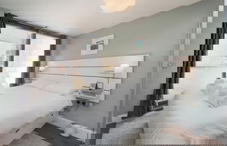 Photo 1 - Attractive Apartment With Private Patio in Fashionable Fulham by Underthedoormat