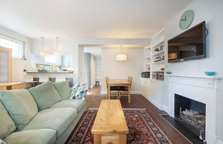 Photo 1 - Attractive Apartment With Private Patio in Fashionable Fulham by Underthedoormat