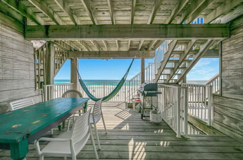 Foto 22 - Weekender by Avantstay Gorgeous Beach Front Home w/ Ocean View