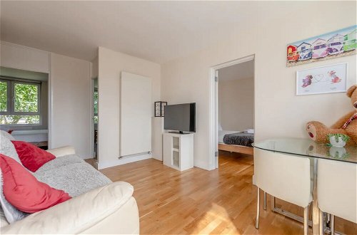Photo 18 - Cosy 3 Bedroom Flat in North London