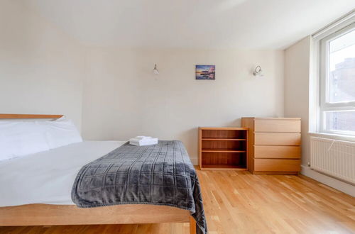 Photo 13 - Cosy 3 Bedroom Flat in North London