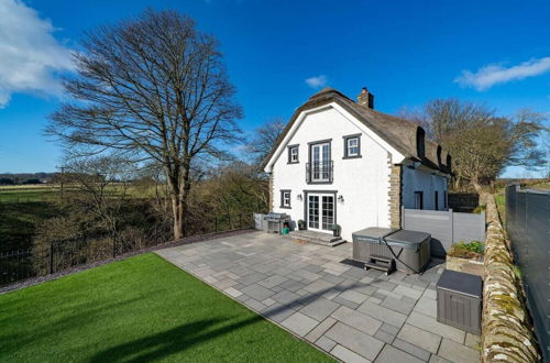 Photo 20 - Thatched Cottage - hot tub BBQ and Pool Table