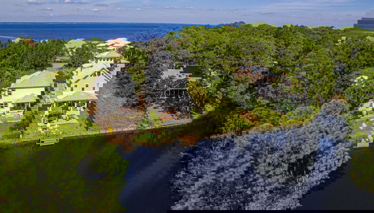 Foto 1 - Edgewater by Avantstay Gorgeous Character Lakefront Home w/ Private Dock