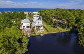 Photo 1 - Edgewater by Avantstay Gorgeous Character Lakefront Home w/ Private Dock