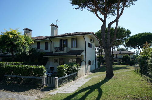 Photo 21 - Spacious Villa With Private Garden and Shared Pool