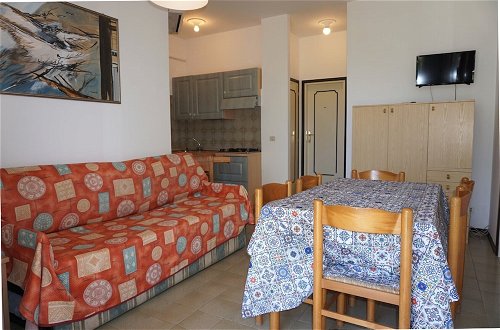 Foto 6 - Homely Apartment for up to 6 Guests With Pool
