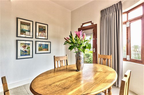 Foto 12 - On the Beach in Camps Bay - Fully Equipped 2 Bedroom Apartment