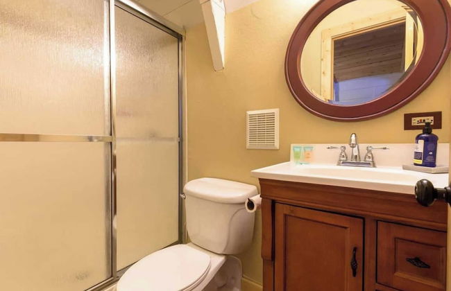 Zephyr by Avantstay Stylish Modified A Frame w/ Access To Tahoe Donner - Foto 12
