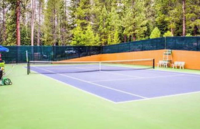 Zephyr by Avantstay Stylish Modified A Frame w/ Access To Tahoe Donner - Foto 16