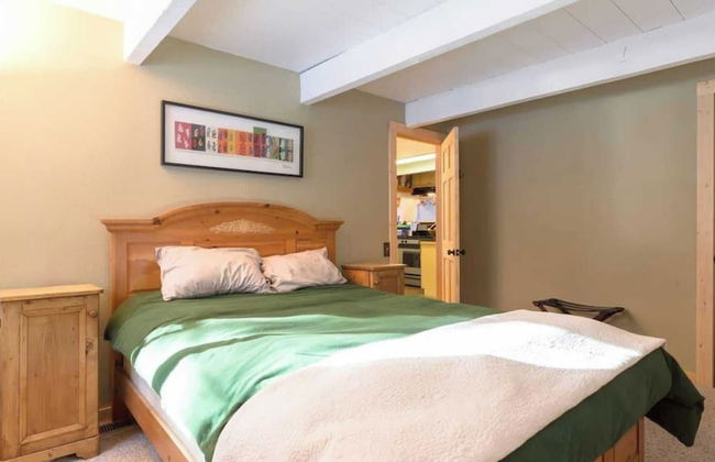 Zephyr by Avantstay Stylish Modified A Frame w/ Access To Tahoe Donner - Foto 12