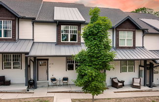 Photo 1 - Waverly by Avantstay Nashville-inspired Townhome w/ Luxury Kitchen, Pool Table