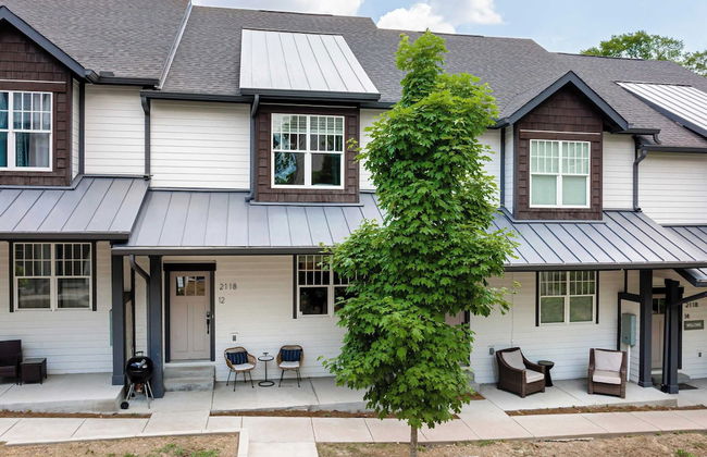 Waverly by Avantstay Nashville-inspired Townhome w/ Luxury Kitchen, Pool Table - Photo 1