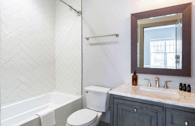 Waverly by Avantstay Nashville-inspired Townhome w/ Luxury Kitchen, Pool Table - Photo 12