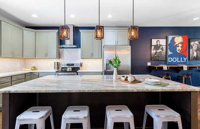 Waverly by Avantstay Nashville-inspired Townhome w/ Luxury Kitchen, Pool Table - Photo 13