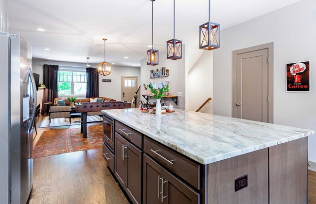 Waverly by Avantstay Nashville-inspired Townhome w/ Luxury Kitchen, Pool Table - Photo 19