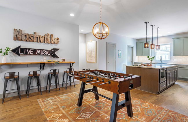 Waverly by Avantstay Nashville-inspired Townhome w/ Luxury Kitchen, Pool Table - Photo 4