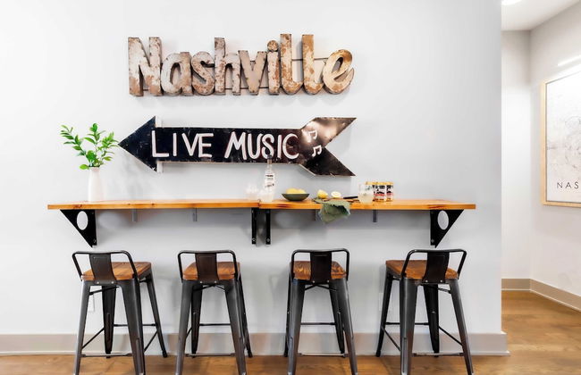 Waverly by Avantstay Nashville-inspired Townhome w/ Luxury Kitchen, Pool Table - Photo 34