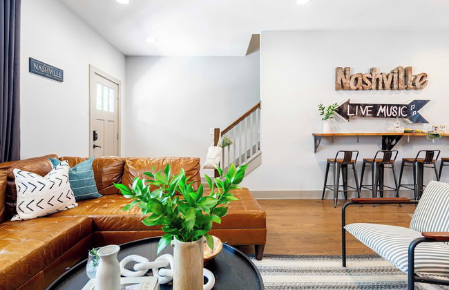 Waverly by Avantstay Nashville-inspired Townhome w/ Luxury Kitchen, Pool Table - Photo 14