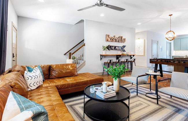 Waverly by Avantstay Nashville-inspired Townhome w/ Luxury Kitchen, Pool Table - Photo 18