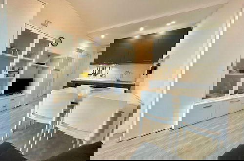Foto 11 - Modern Apartment With Balcony