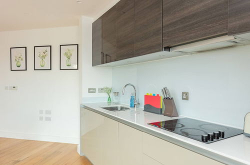 Photo 5 - Contemporary 1 Bedroom Apartment in Canning Town With Balcony