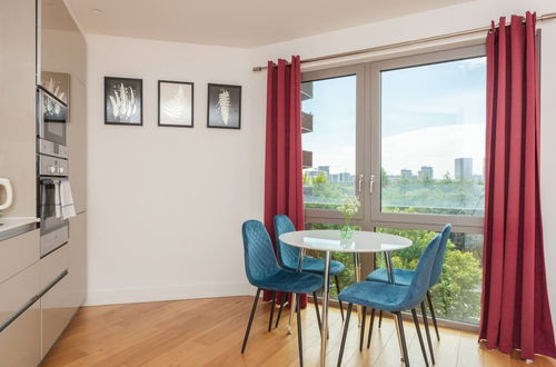 Photo 6 - Contemporary 1 Bedroom Apartment in Canning Town With Balcony