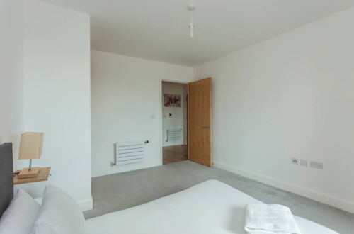 Foto 3 - Contemporary 1 Bedroom Apartment in Canning Town With Balcony