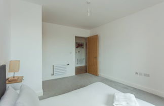 Photo 3 - Contemporary 1 Bedroom Apartment in Canning Town With Balcony