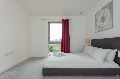 Foto 2 - Contemporary 1 Bedroom Apartment in Canning Town With Balcony