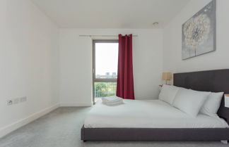 Photo 2 - Contemporary 1 Bedroom Apartment in Canning Town With Balcony