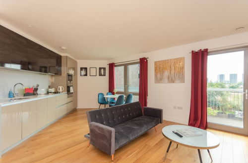 Photo 9 - Contemporary 1 Bedroom Apartment in Canning Town With Balcony