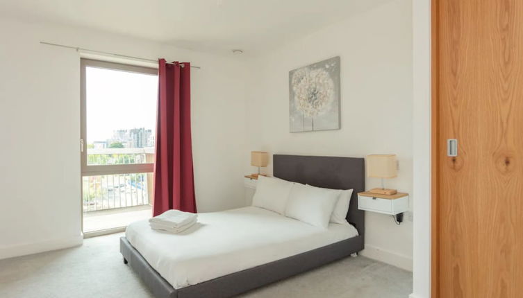 Photo 1 - Contemporary 1 Bedroom Apartment in Canning Town With Balcony