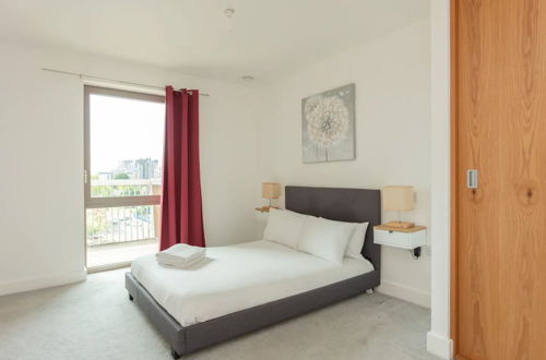 Photo 1 - Contemporary 1 Bedroom Apartment in Canning Town With Balcony