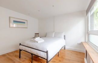 Photo 3 - Spacious 1 Bedroom Apartment in Vibrant Angel