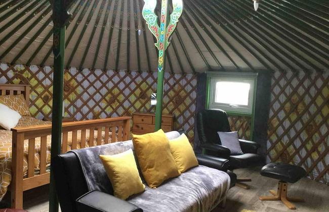 Green Yurt With Hot Tub - Sleeps 3, Parking & Wifi - Foto 6