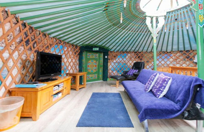 Green Yurt With Hot Tub - Sleeps 3, Parking & Wifi - Foto 1