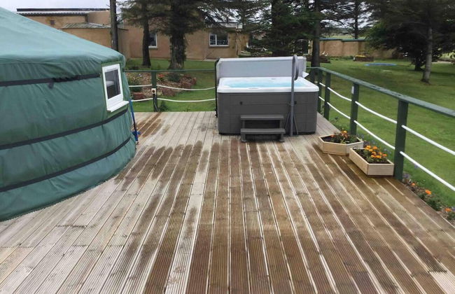 Green Yurt With Hot Tub - Sleeps 3, Parking & Wifi - Foto 31
