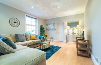 Photo 1 - Modern Living 2 Bedroom Apartment South Wilmslow