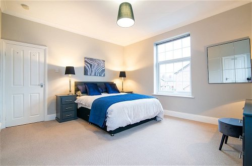 Photo 2 - Modern Living 2 Bedroom Apartment South Wilmslow