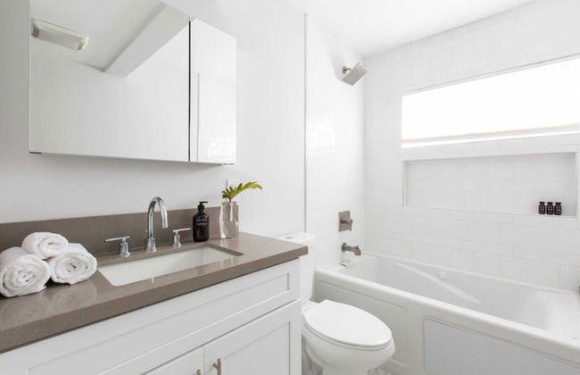 Hamilton I & II by Avantstay Modern 6 BDR w/ Spa & Rooftop Patio - Photo 21
