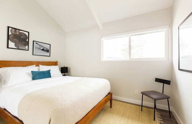 Hamilton I & II by Avantstay Modern 6 BDR w/ Spa & Rooftop Patio - Photo 20