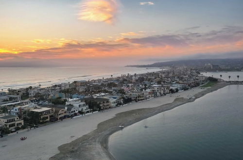 Photo 3 - Bay View II by Avantstay Ocean View Mission Beach Home on the Sand