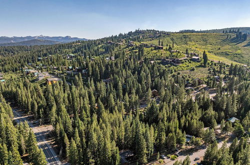 Photo 39 - Whiskey Springs by Avantstay Classic Cabin Near Tahoe Donner Ski Area