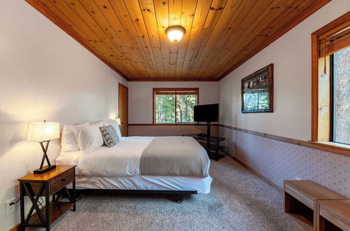 Photo 4 - Whiskey Springs by Avantstay Classic Cabin Near Tahoe Donner Ski Area