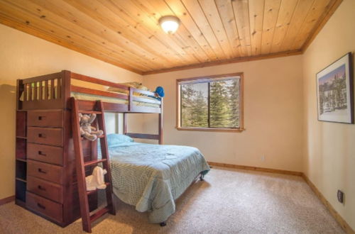 Photo 5 - Whiskey Springs by Avantstay Classic Cabin Near Tahoe Donner Ski Area