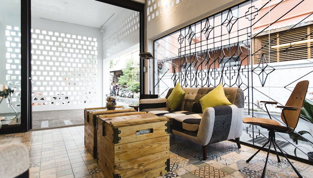 Check-in/check-out kiosk