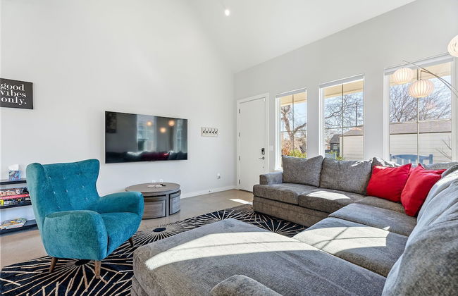 Trendy 3 Bedroom in South Austin! - Photo 20