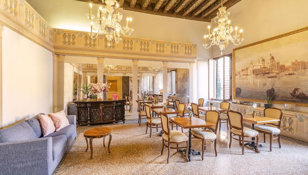 Coin salon dans le hall